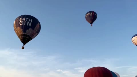 So many hot air balloons, so many people