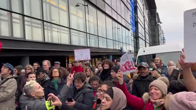 Paris: Protest outside Pfizer building (Jan. 29, 2022)