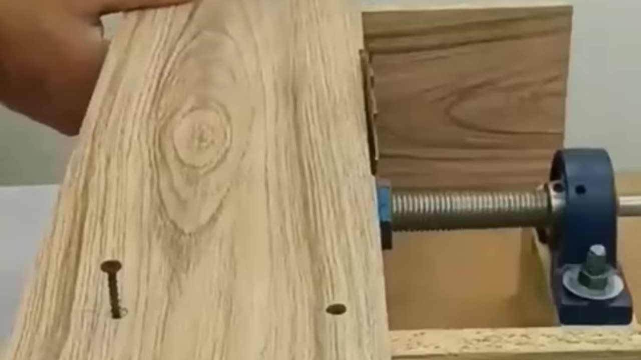 "Instructions for Making a Simple Mini Saw at Home"