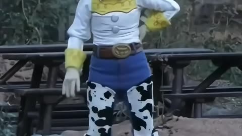 "Unbelievable Encounter with a Drunk Disney Mascot! Watch the Unexpected Twist! 😱🍹