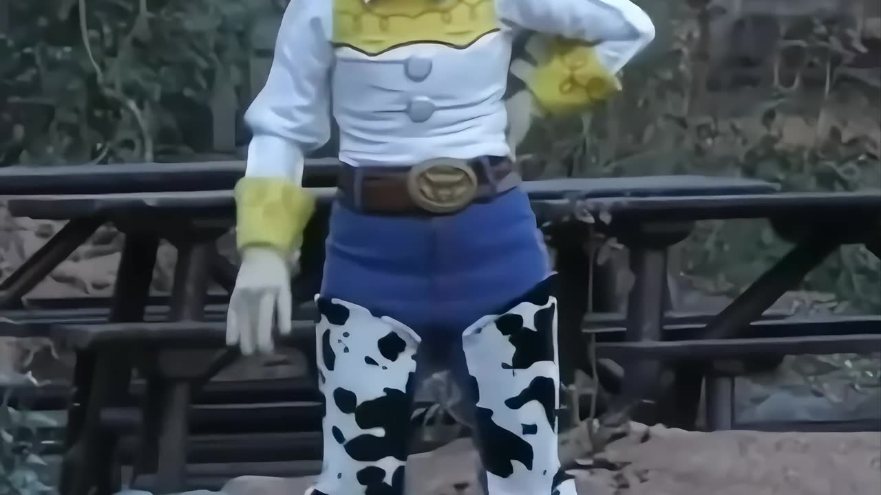 "Unbelievable Encounter with a Drunk Disney Mascot! Watch the Unexpected Twist! 😱🍹