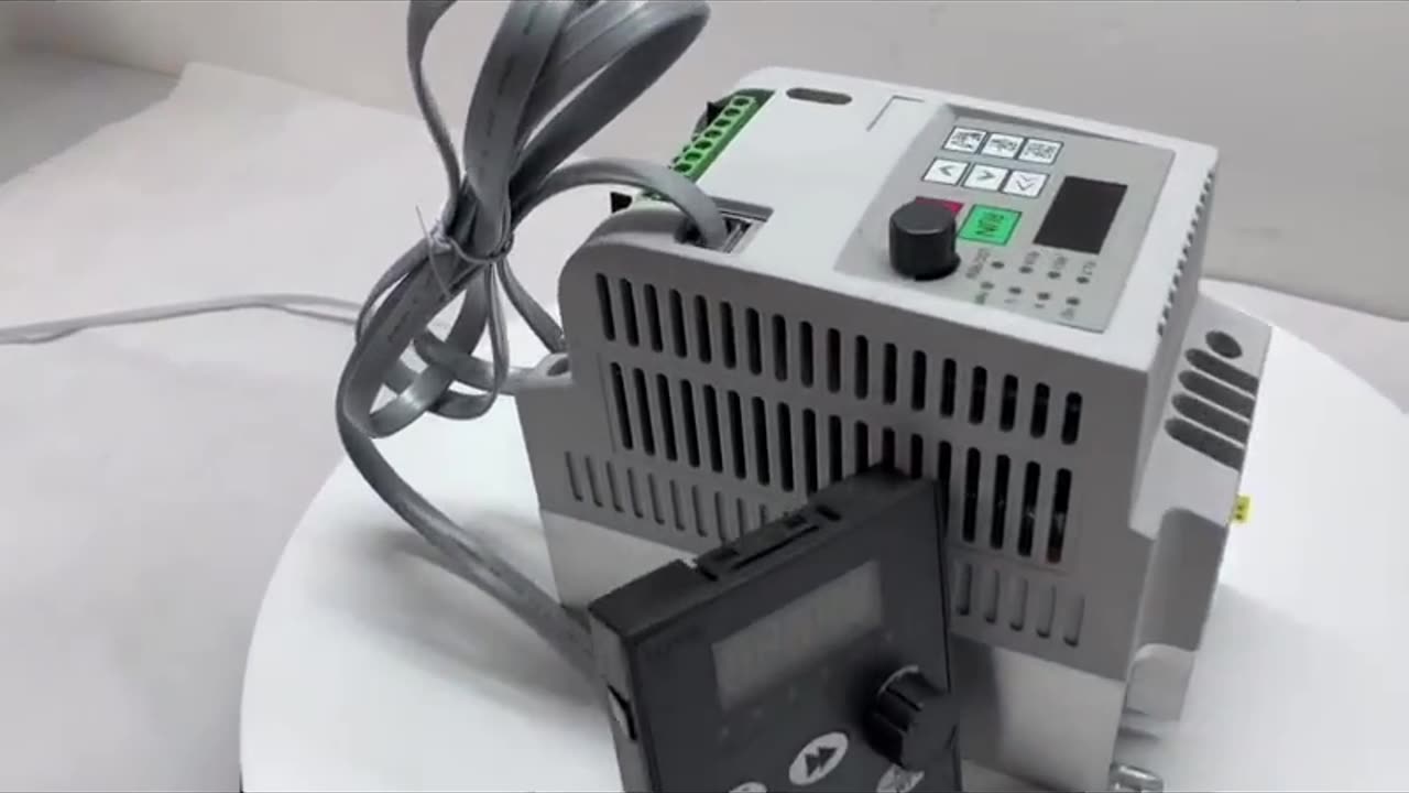 220V1.5KW 2.2KW 4KWSingle Phase input and 3 Phase Output Frequency
