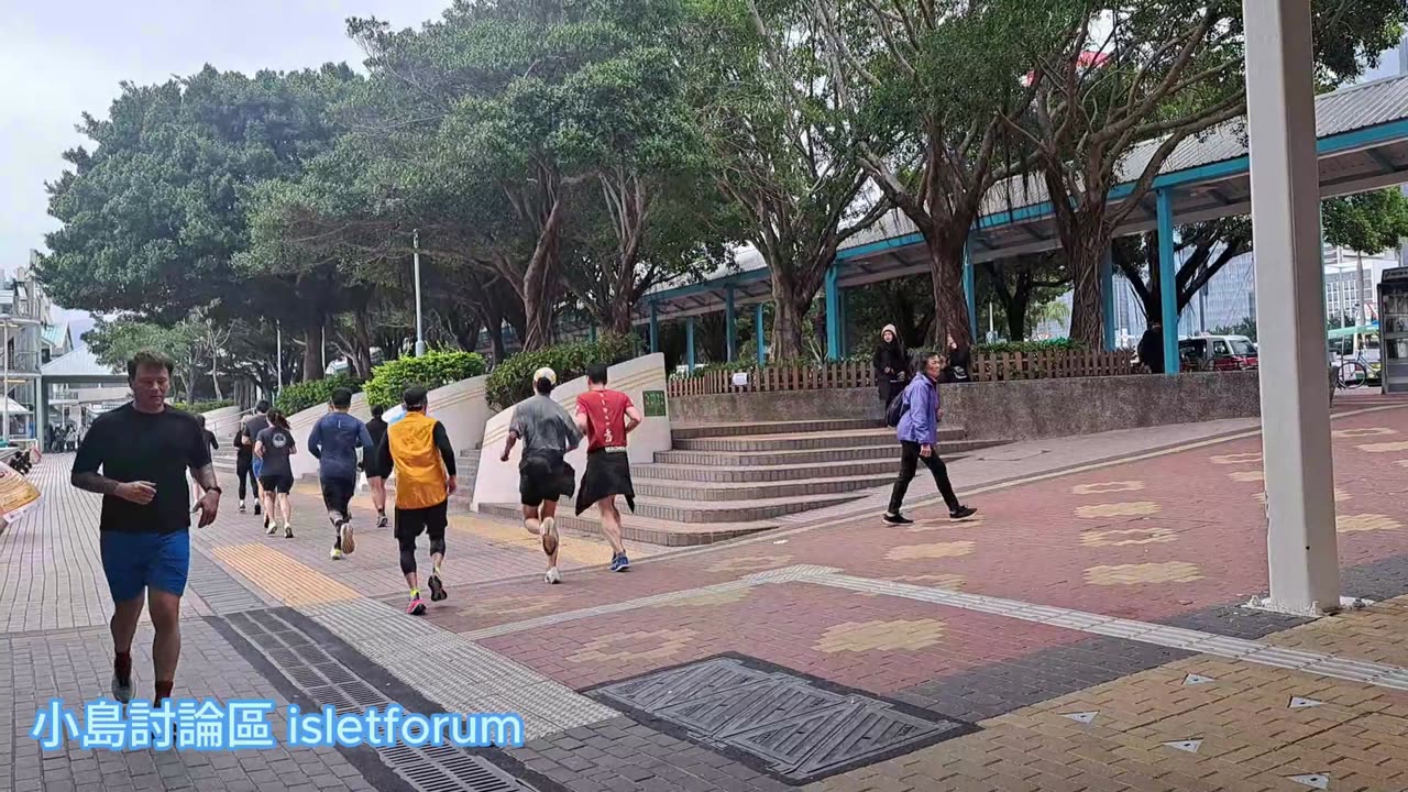 晨早在中環碼頭海濱的跑步團 Morning running group on the waterfront of Central Pier