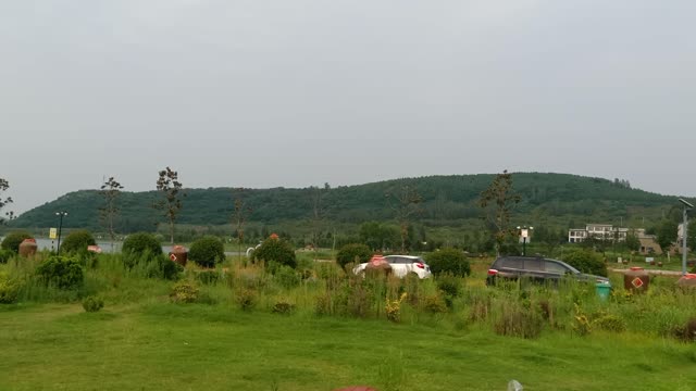 The scenery on the opposite mountain is so beautiful.