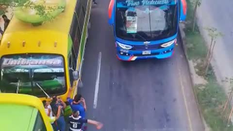 Los buses participantes atacan a los que han decidido no participar en la jornada