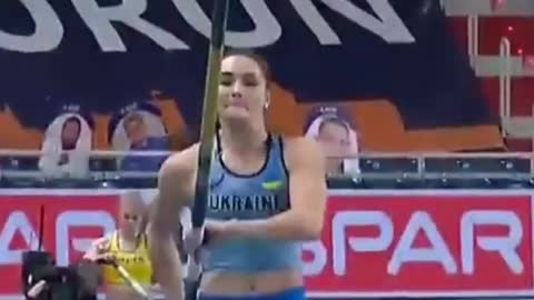 Women's pole vault slow motion