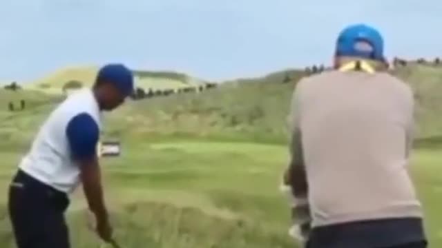 WOWOW Tiger Woods w/ a very un-Tiger Woods type shot