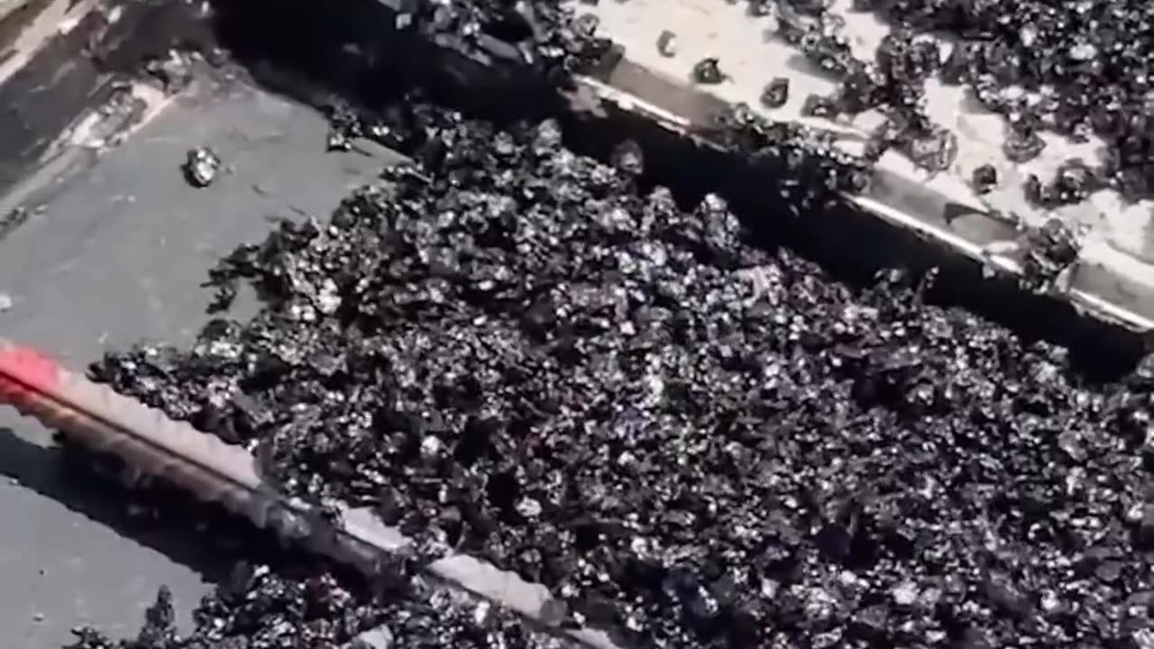 He found Oil in Desert 🛢️🏜️ (@Wood_Mood) #shorts #shortvideo #oil