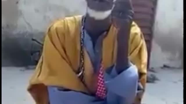 The Old Man Who Is Praising The Prophet Muhammad ﷺ