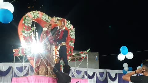EXCHANGE A GARLAND IN INDIA BY BRIDE AND GROOM