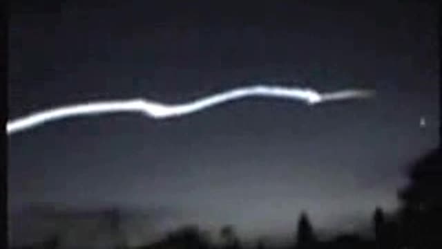 UFO filmed exiting wormhole