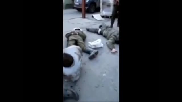 WARNING! WAR CRIME FOOTAGE: Ukrainian Troops Viciously Torture Captured Russian Soldiers