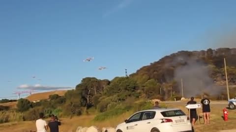 Rare_ _Noria_ de 9 canadairs sur le feu de Port de Bouc 10 août )