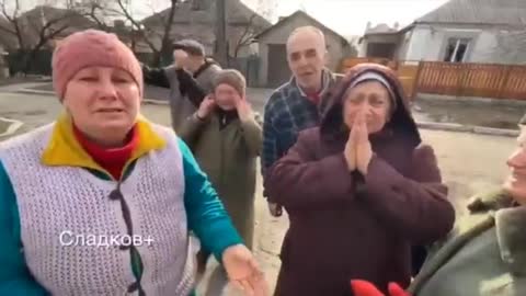 Vyvěšení ruské vlajky na admistrativní budově v Mariupolu