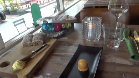Restaurant Just Rotterdam diner, eerst broodjes met bolletje Caraibean Kaas, lekker