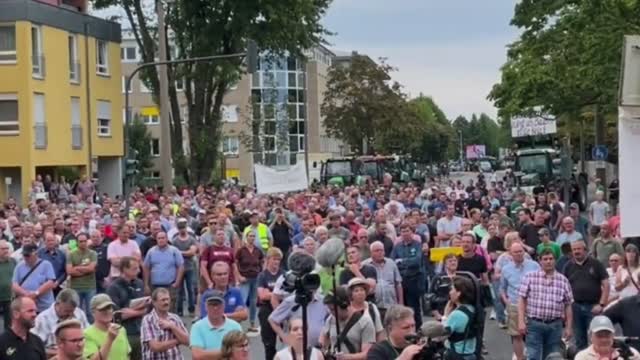 German Farmers Enclose the Bonn Ministry of Agriculture in Demonstration Against Climate Stupidity