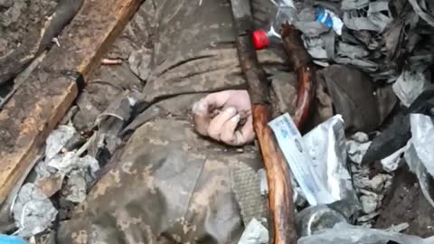 Part of the personnel remained lying in the trenches after the artillery shelling.