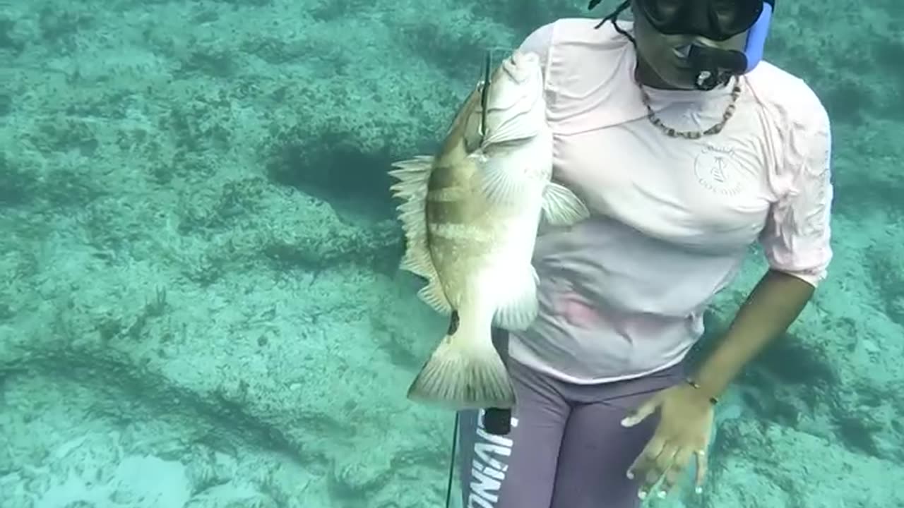 First brave woman to fish under sea/spearfishing