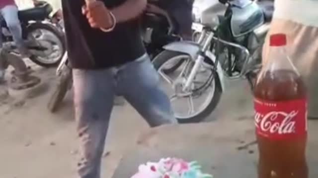 Man takes to cut his birthday cake with a spade instead of a Knife