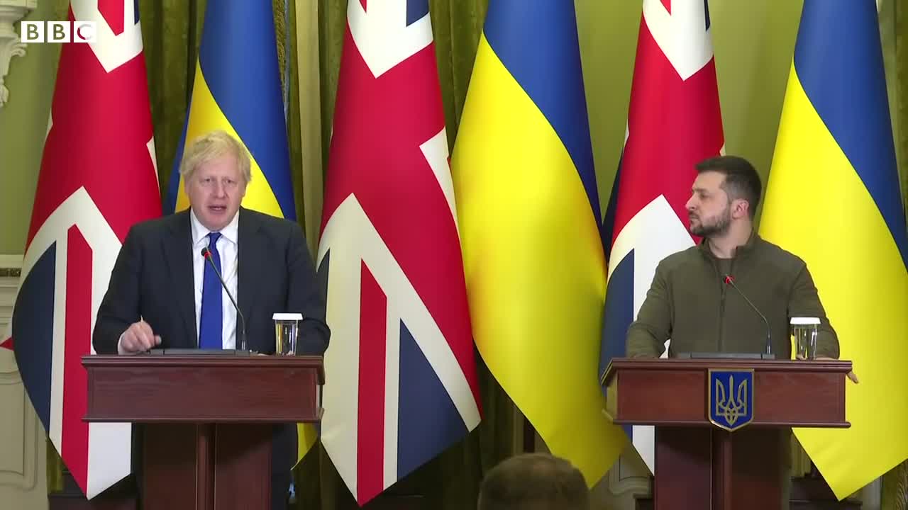 Johnson and Zelensky walk around Kyiv during UK PM's surprise Ukraine visit - BBC News