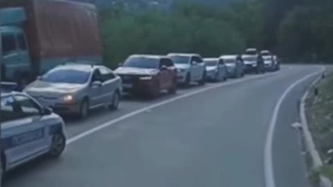 Kolony aut na hranici mezi Kosovem a Srbskem po vypuknutí krize