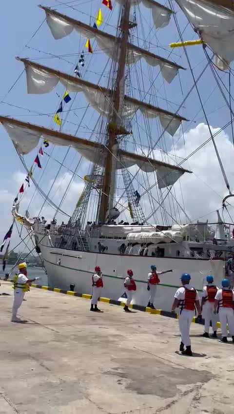 Arriba en Cartagena el buque Cuauhtémoc