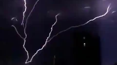 これは、雷が地面から雲に移動する様子を捉えた最高のビデオの 1 つかもしれません。