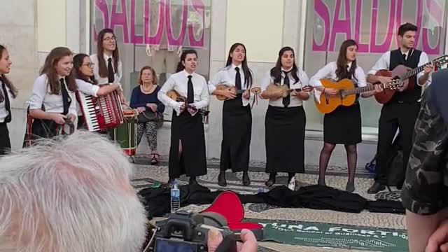 Alunos da faculdade a tocar no Rossio .