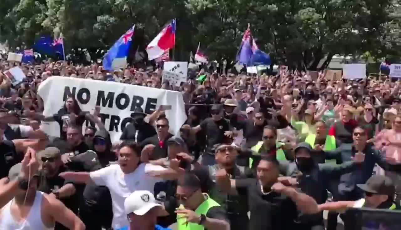 Nuova Zelanda: Enorme protesta davanti al parlamento a Wellington contro l'obbligo vaccinale