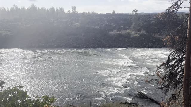 Beauty in the Rain – Lava Island + National Wild & Scenic Deschutes River – Central Oregon – 4K