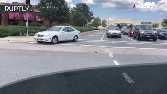 SAD: Policijski auti jure na mjesto pucnjave