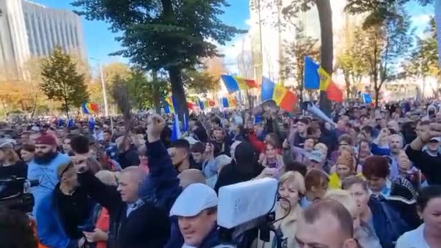 Demonstrators demanding the dissolution of the government of Moldovan