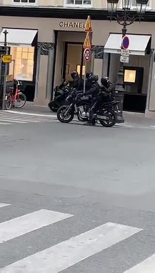 Braquage de Chanel en plein jour à Paris, au milieu des passants