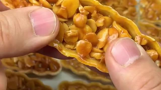 Caramel glutinous rice boat is a popular snack in bakery recently
