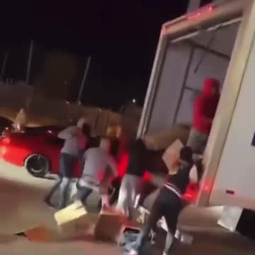 Memphis, Tennessee Thugs loot a FedEx Truck while at a red light!