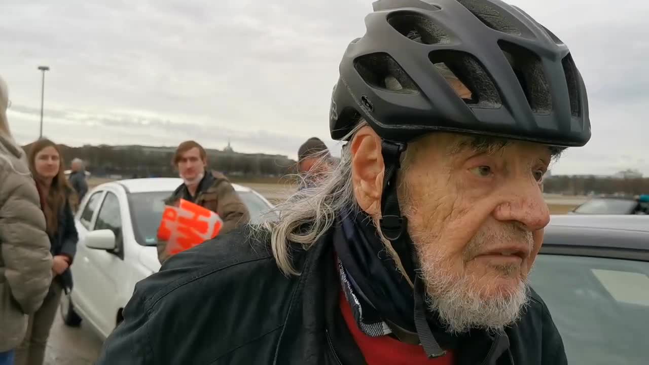 Interview mit einem älteren Mann der den Autokorso mit dem Fahrrad begleitet hat.