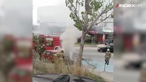 Zapalio se auto blizu Poljuda, pogledajte munjevitu reakciju vatrogasaca