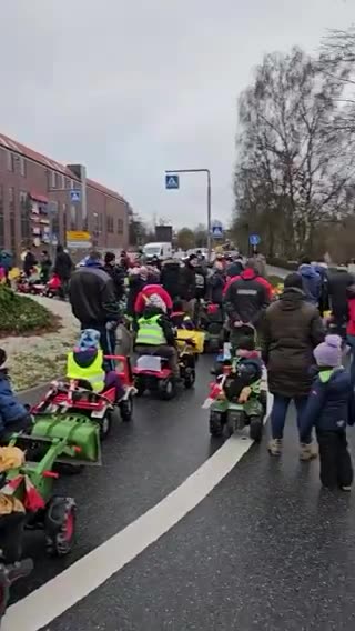 Children come out to support farmers