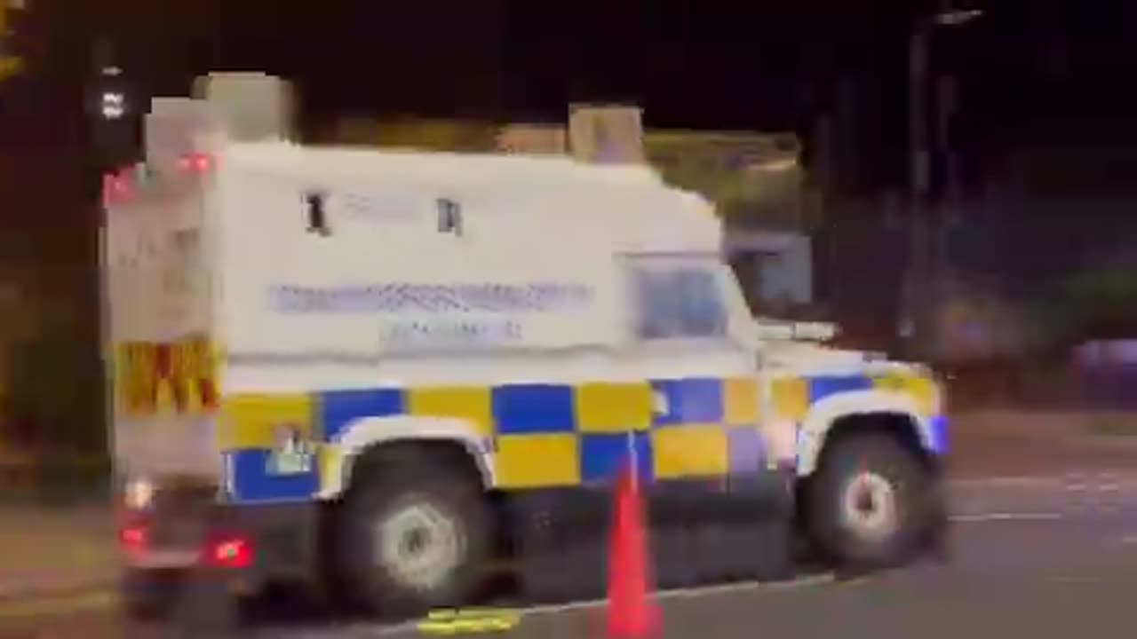 📍Belfast, Ireland🇮🇪 Riot Police & Land Rovers are approaching the scene of a