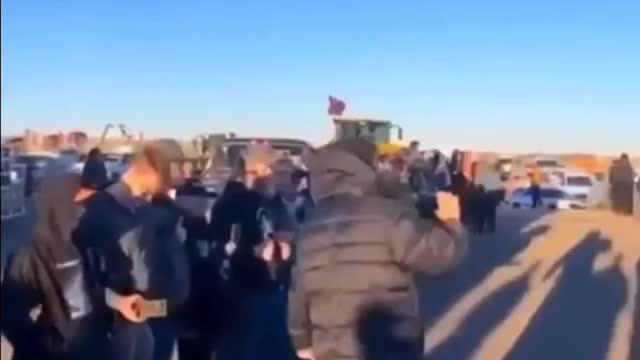 This is what HOLDING THE LINE is all about. Truckers in Alberta face off with police. LEGENDS 👊🏻🇨🇦