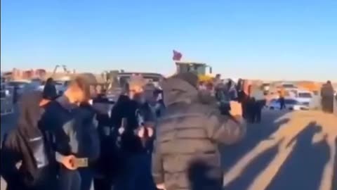 This is what HOLDING THE LINE is all about. Truckers in Alberta face off with police. LEGENDS 👊🏻🇨🇦