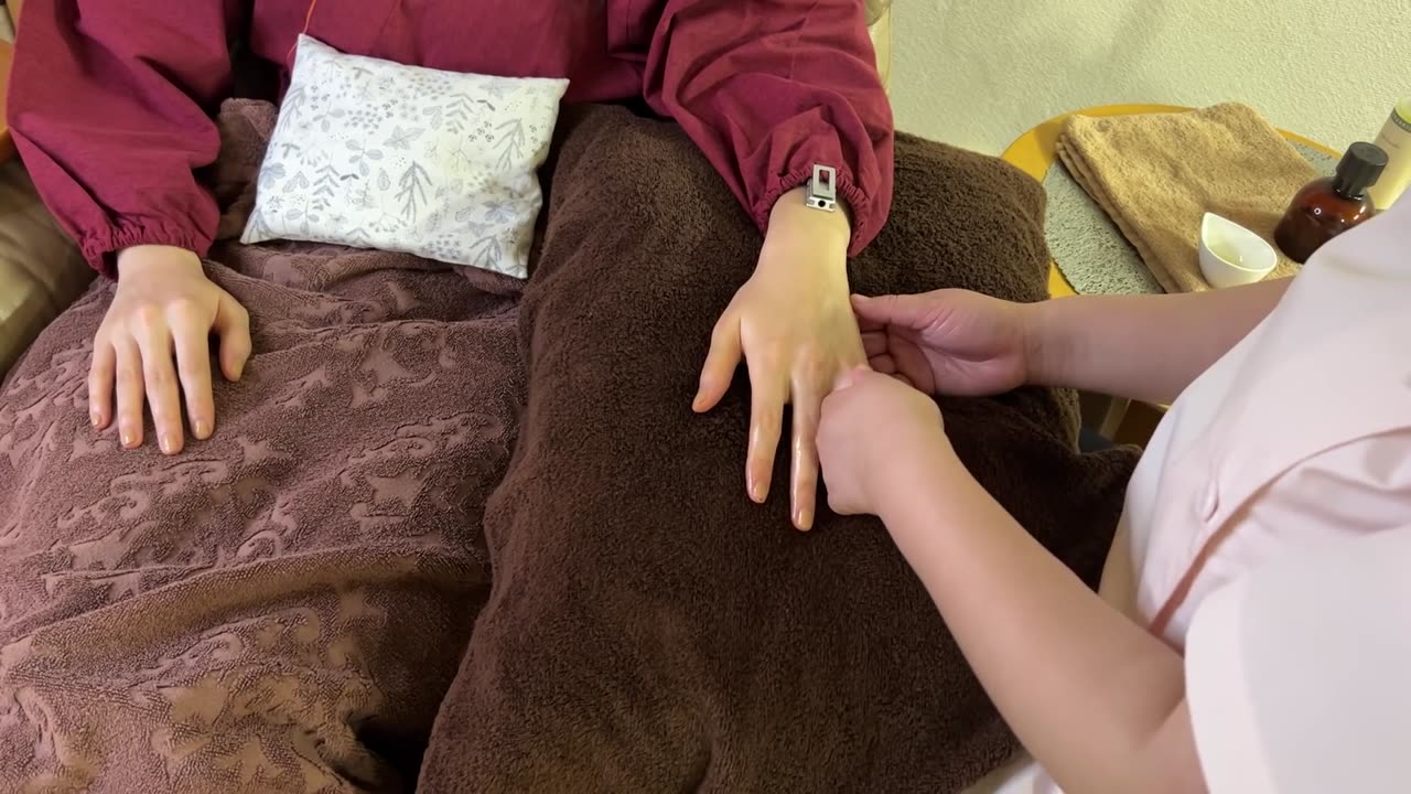 I got Gentle Hand Massage with Oil in Chair by Japanese Pro, Soft spoken ASMR