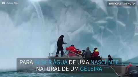 Exploradores bebem água de nascente natural no Ártico