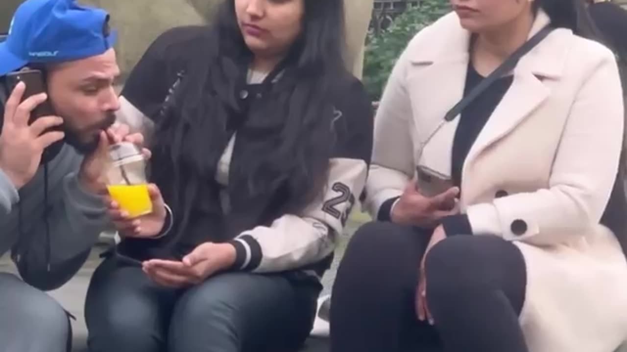 This girl serve me juice😁funny