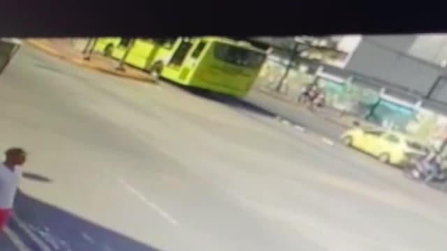 Bus de Metrolínea arrolló a un perro y conductor no se detuvo.