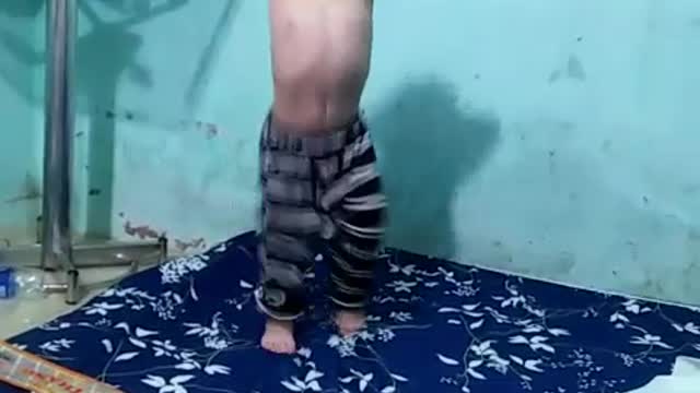 Cậu bé đáng yêu vui vẻ
