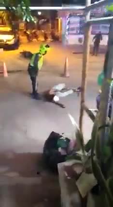 Hombre agrede con machete a policía, en Los Campanos