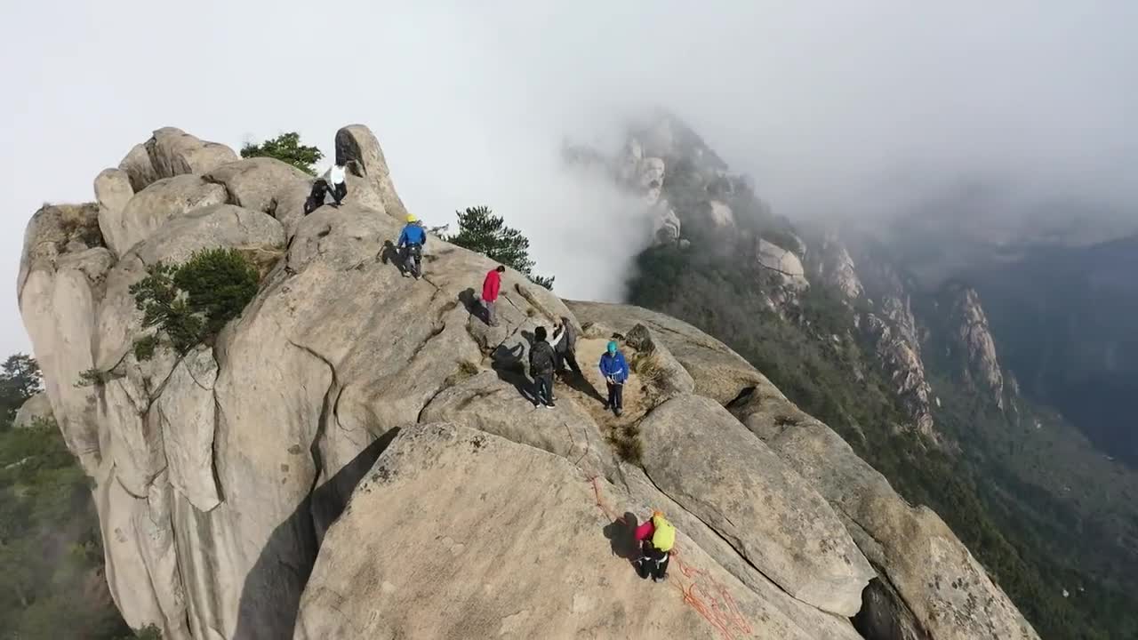 Walking between mountains and rivers Rock descent creek rice anvil tip