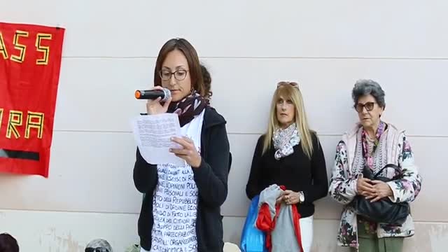 2021-10-15/10 - Corteo NO GREEN PASS - Lucca Consapevole. Intervento di Lucia Guida