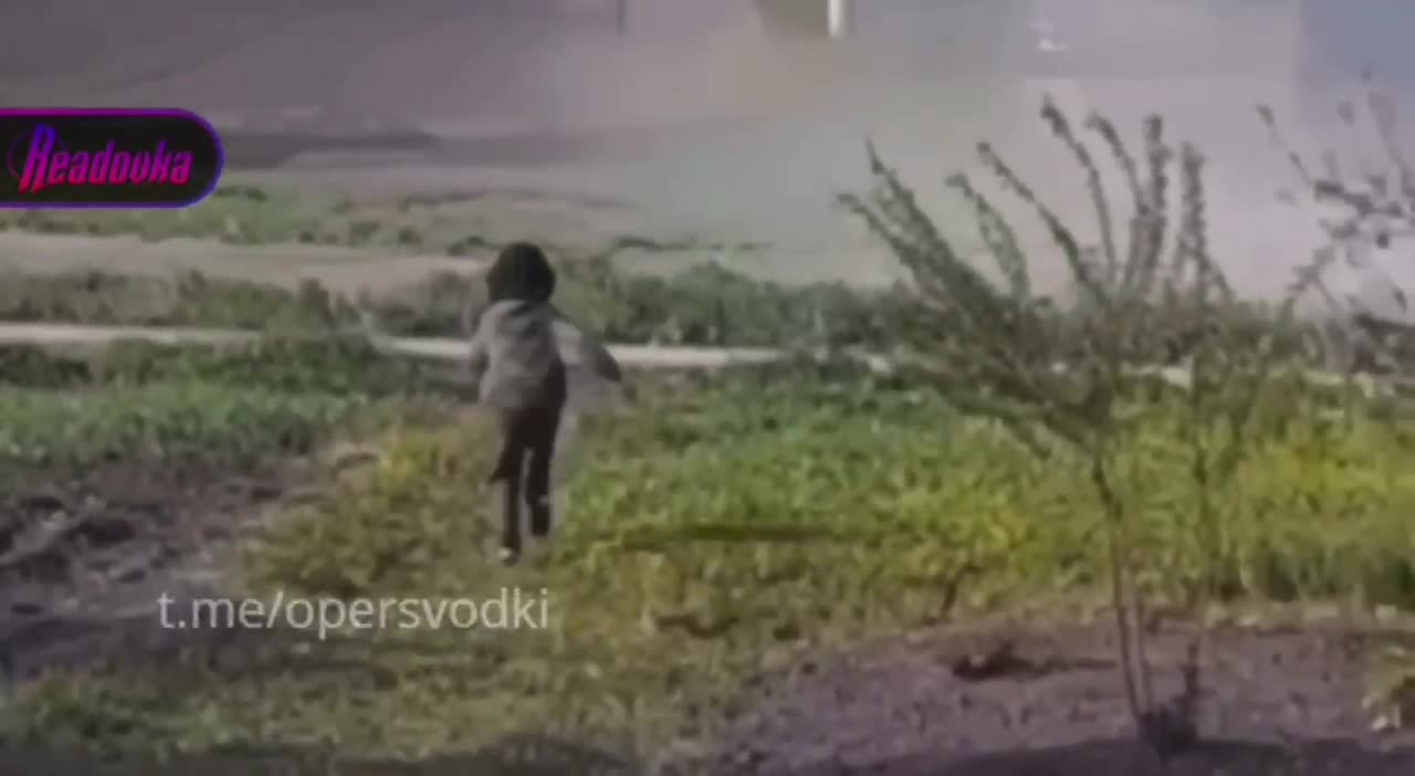 ΠΑΙΔ ΧΑΙΡΕΤΑΕΙ ΤΑ ΡΩΣΙΚΑ ΣΤΡΑΤΕΥΜΑΤΑ